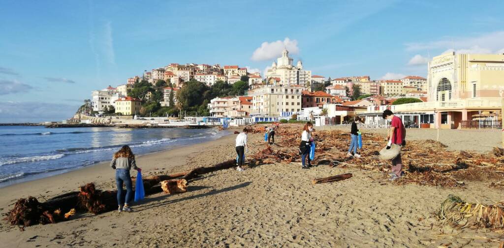 studenti del Vieusseux ripuliscono la spiaggia d'oro