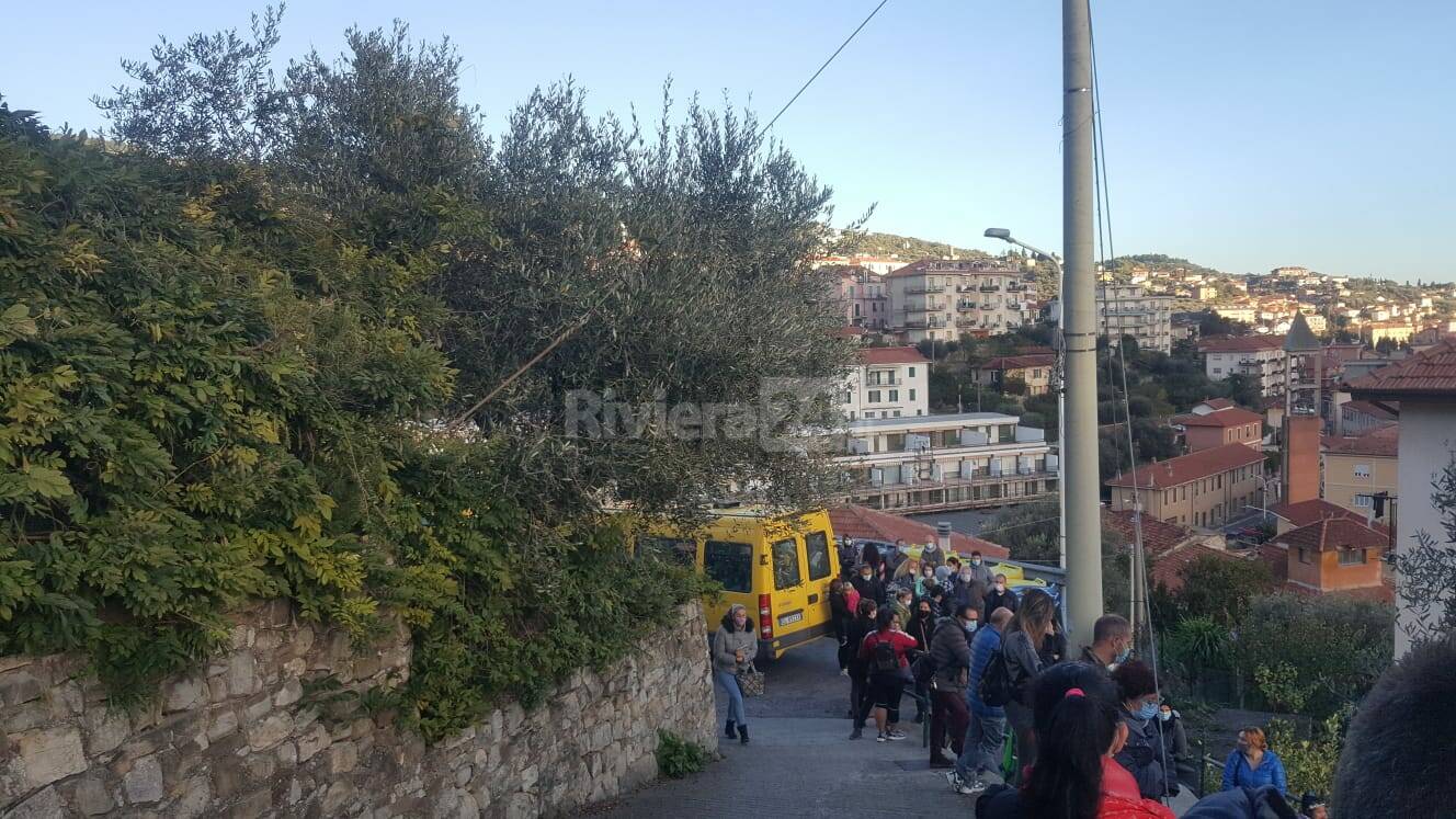 Imperia, assembramenti all’uscita delle scuole di Castelvecchio: protesta dei genitori