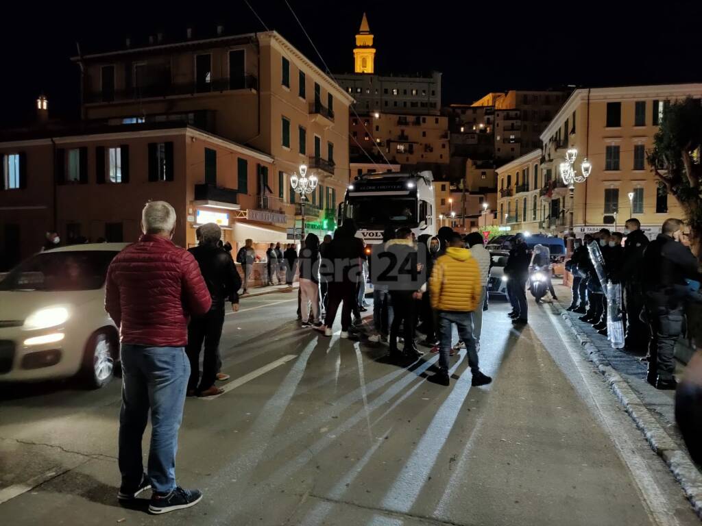 Coronavirus, a Ventimiglia manifestazione anti chiusure: decine di manifestanti in strada