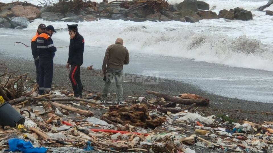 Riviera24 - Cadavere rinvenuto in spiaggia a Ventimiglia