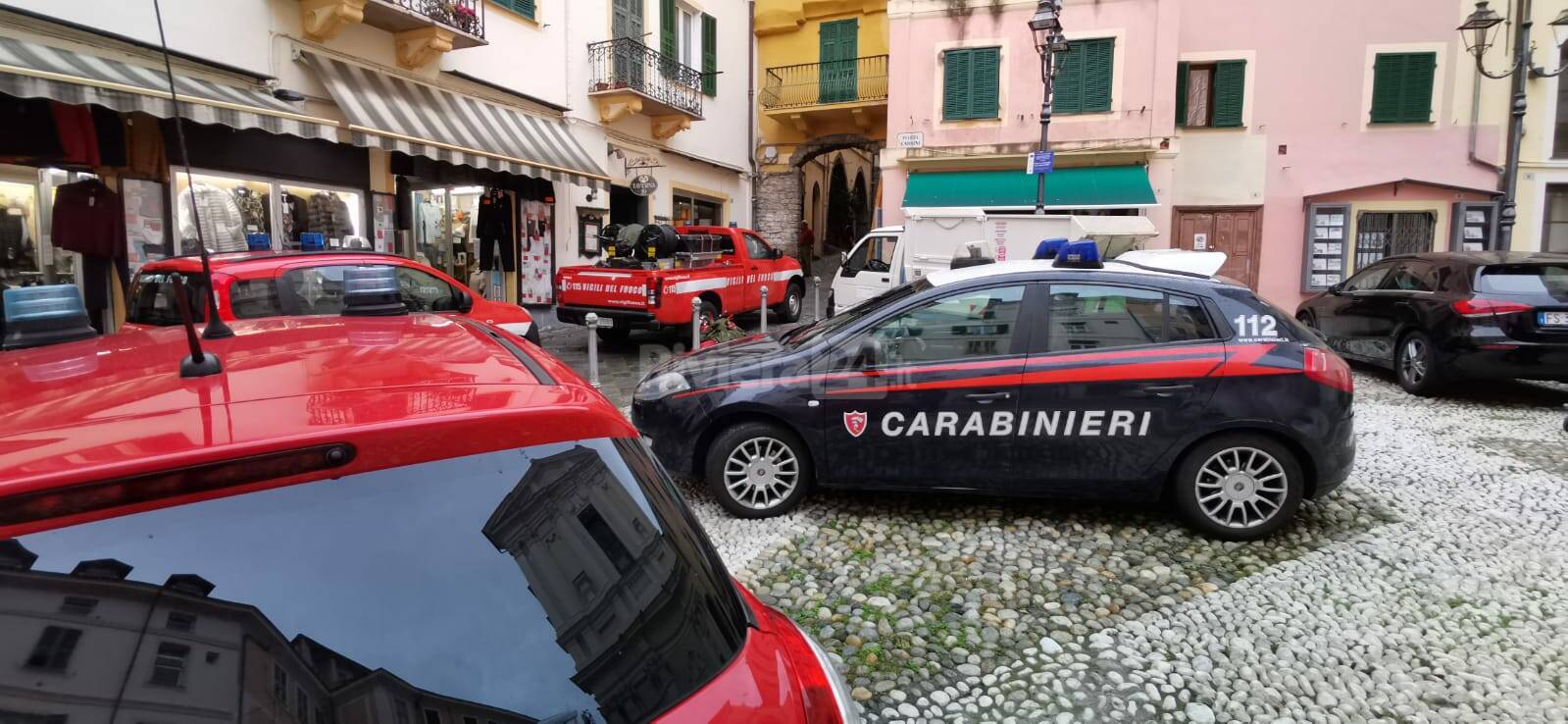 Va in fiamme una casa della Pigna, mobilitazione di soccorsi nel centro storico di Sanremo