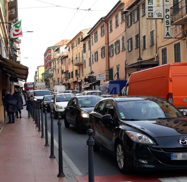 Ventimiglia, tabacchini presi d’assalto dai francesi