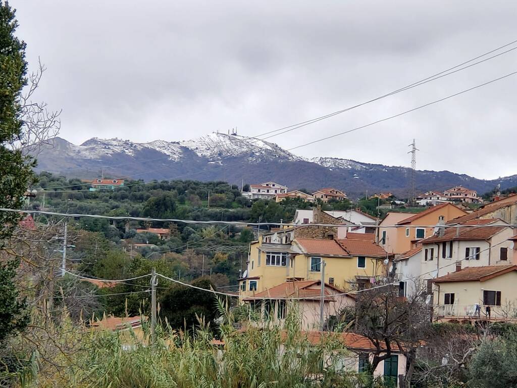 Imperia, imbiancata la cima del monte Faudo