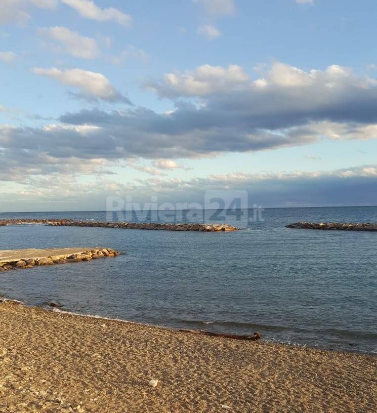 ritrovamento feto spiaggia imperia 