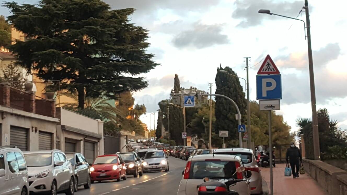 Imperia, lavori in via Bonfante: auto in coda dalla cima di Capo Berta