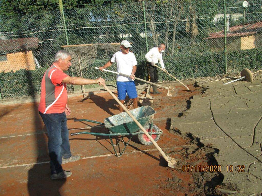 Tennis Club Ventimiglia: «Procedono a rilento i lavori di rimozione del fango dal campo n° 4»