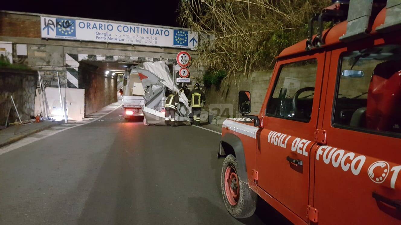 Imperia, furgone  incastrato sotto il cavalcavia dell’ex tracciato ferroviario