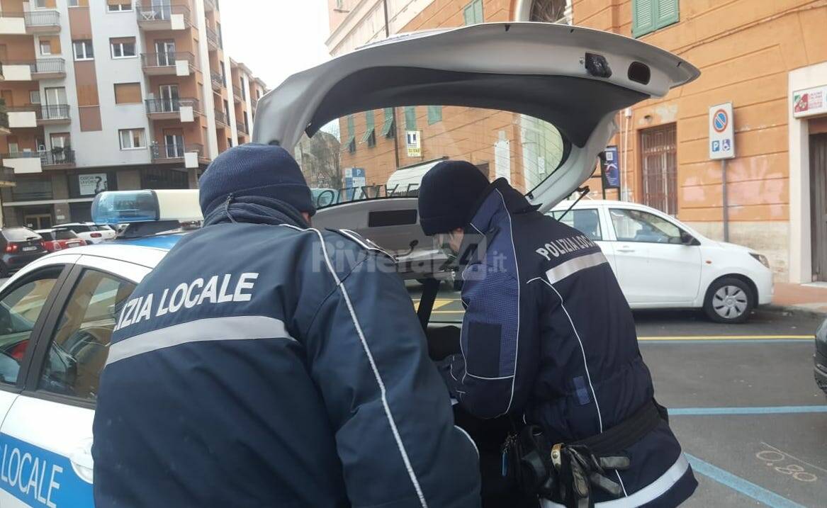 Imperia, zona arancione posto di blocco della polizia municipale