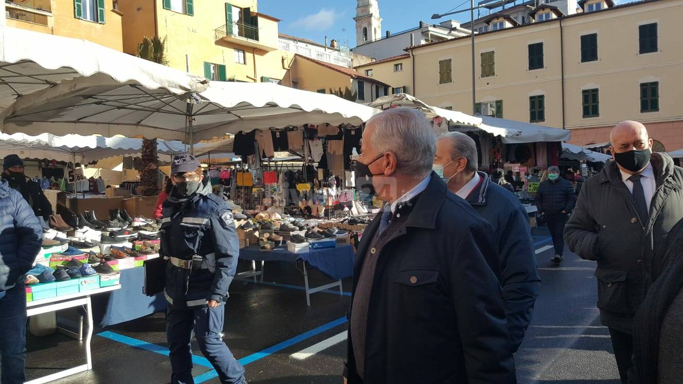 mperia, il mercato torna in centro: visita del sindaco Scajola e dell'assessore Oneglio 