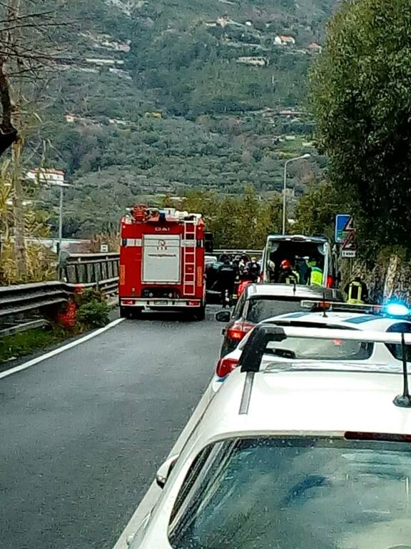 Ventimiglia, donna sbalzata fuori dall’auto ribaltata. In volo l’elisoccorso