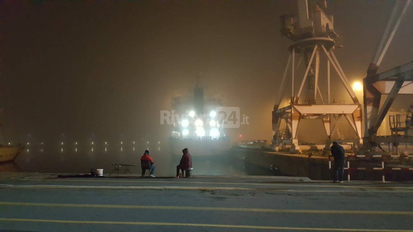 Caligo trasforma la banchina di Oneglia nel porto delle nebbie