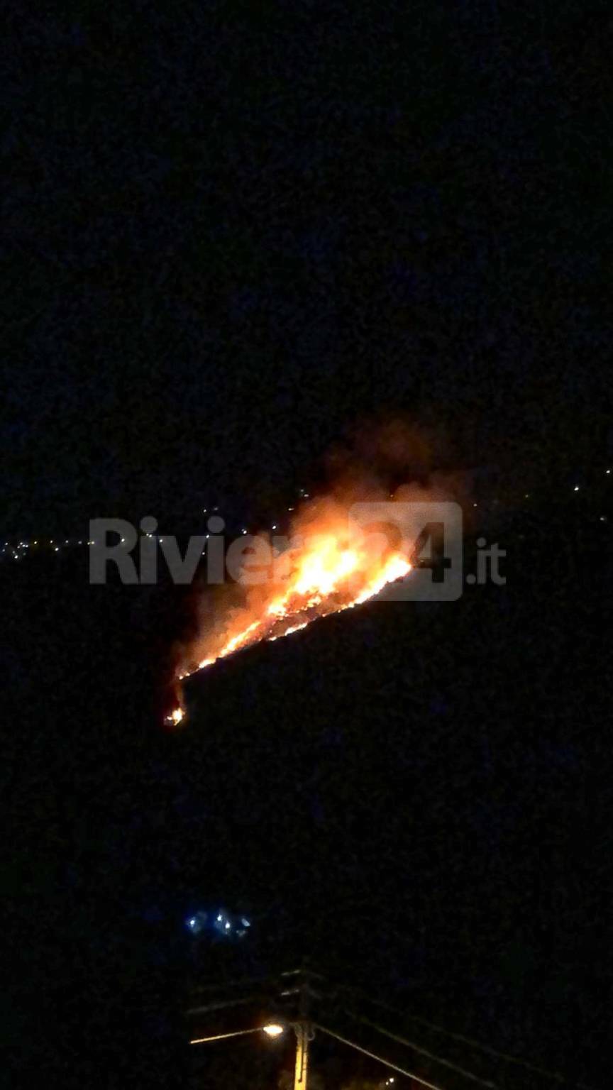 Sanremo, prende fuoco il bosco in zona San Giacomo. Vigili del fuoco in azione