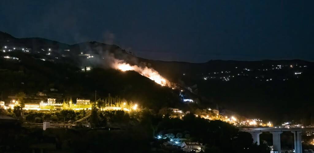 Emergenza incendi: spento il rogo di San Giacomo, continua a bruciare la collina a Villa Faraldi