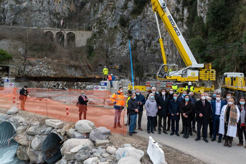 Tempesta Alex, un nuovo ponte in val Roja. A maggio il collegamento con l’Italia