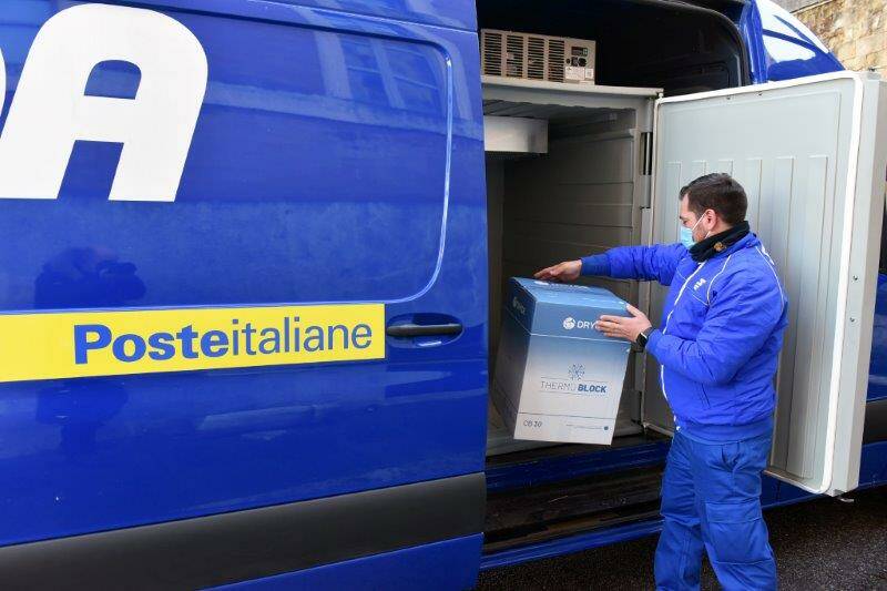 Sanremo, Poste Italiane consegna 1500 dosi del vaccino Astra Zeneca all’ospedale
