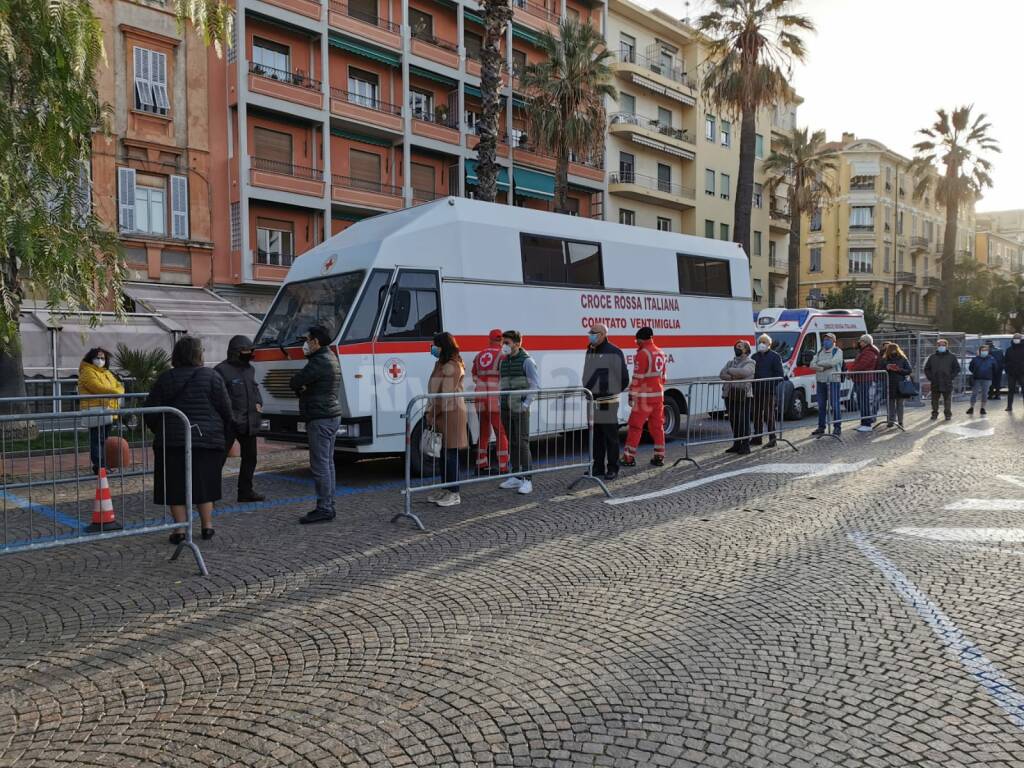 Coronavirus, screening della popolazione a Ventimiglia. Cittadini in coda per il tampone