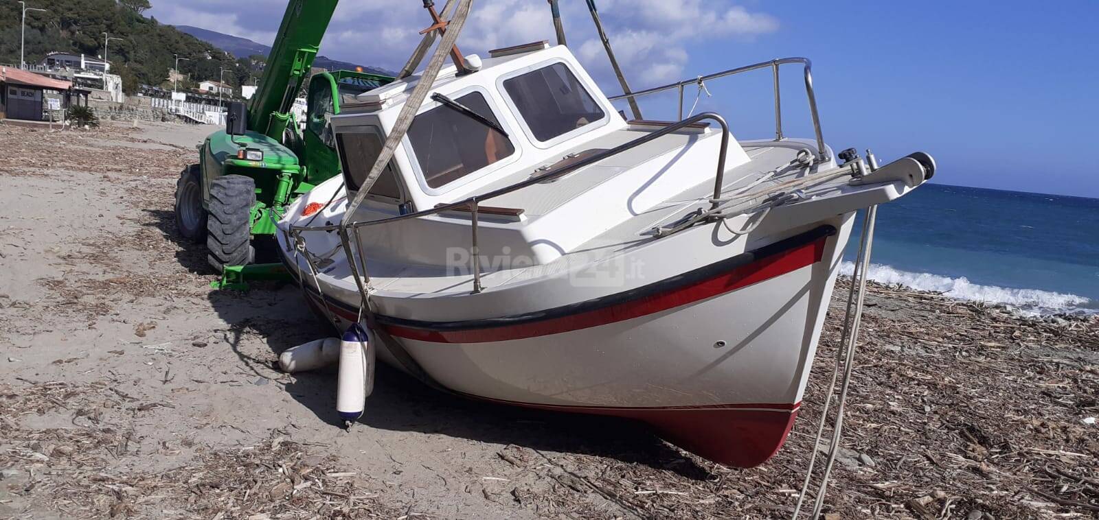 Sanremo, uomo disperso in mare ritrovata imbarcazione sulla spiaggia di Bussana