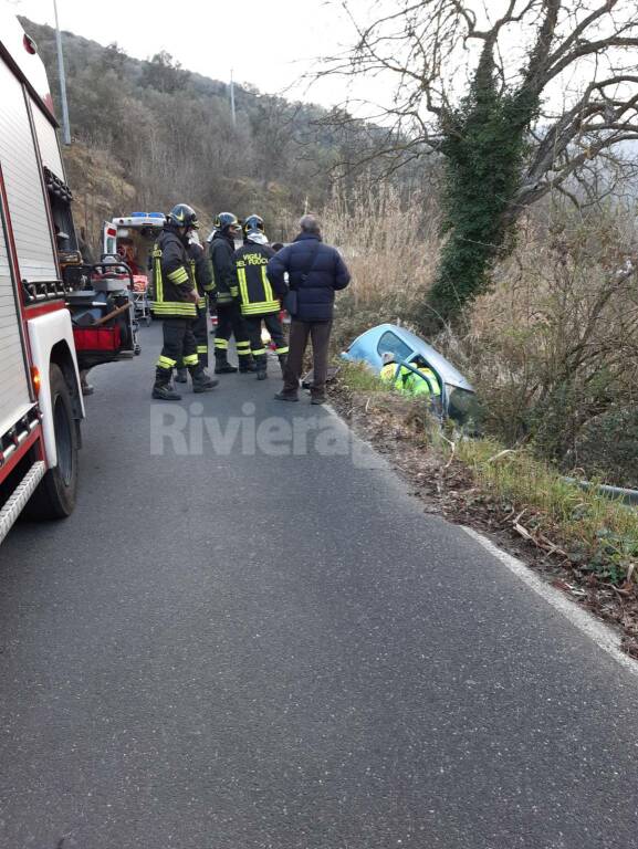 Borgomaro, con l'auto nel torrente recuperata dai vigili del fuoco