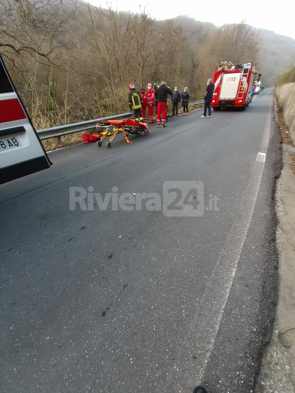 Borgomaro, con l'auto nel torrente recuperata dai vigili del fuoco