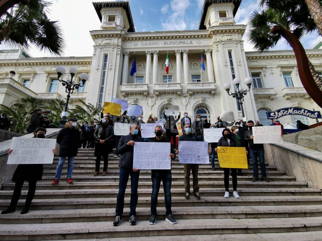 I lavoratori del Casinò di Sanremo manifestano davanti alla casa da gioco: «Fateci riaprire»