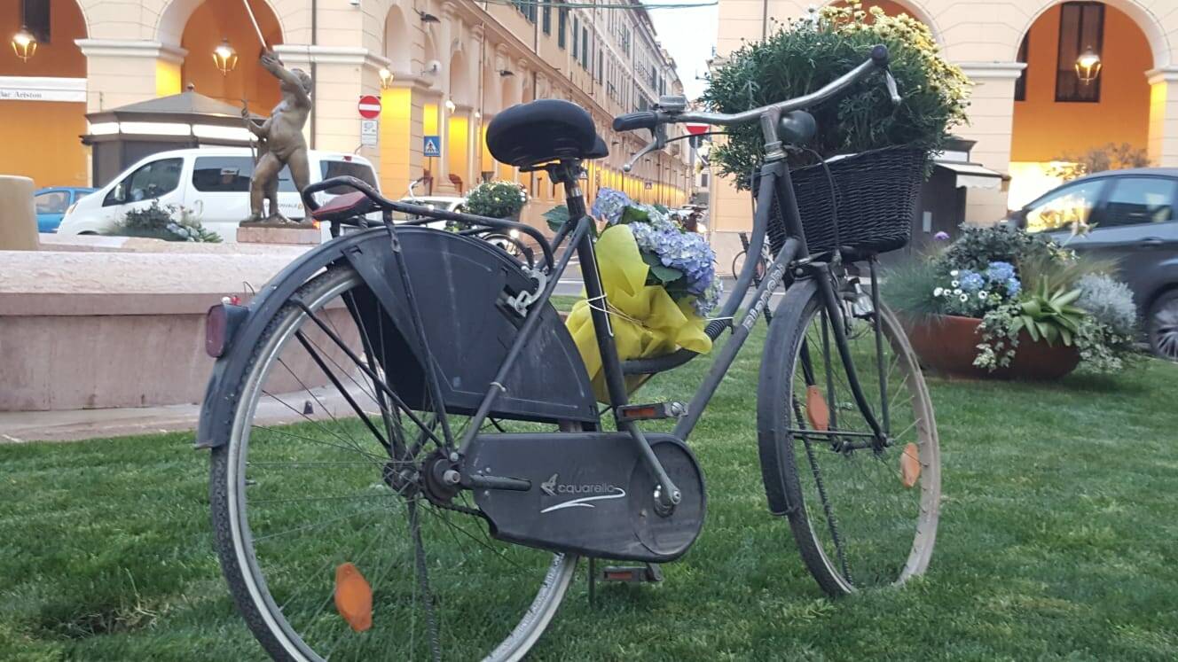 biciclette fontana piazza dante
