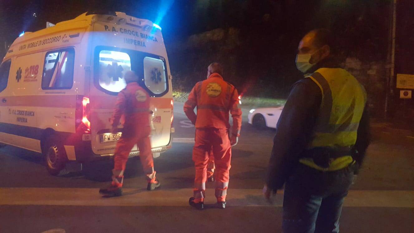 Imperia, rider cade dal motorino e batte la testa sull'asfalto 