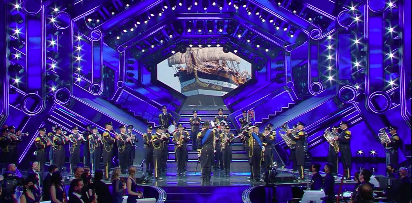 Sanremo2021, la finale si apre sulle note dell’Inno di Mameli con la banda della Marina Militare