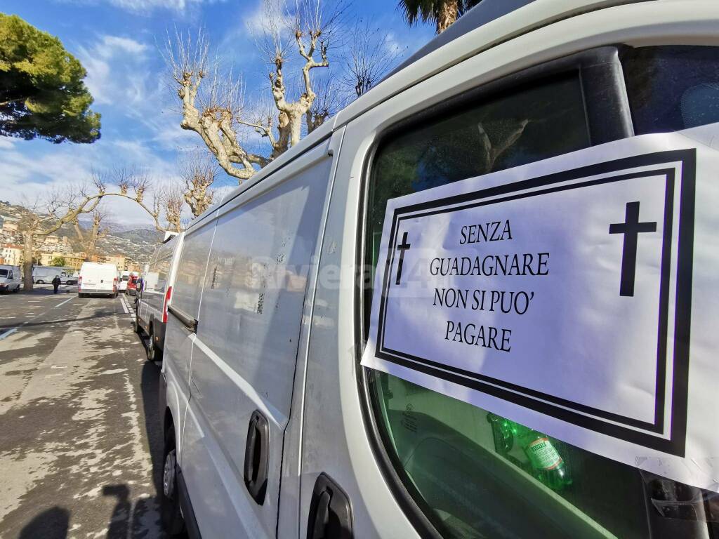 Riviera24- protesta ambulanti ventimiglia