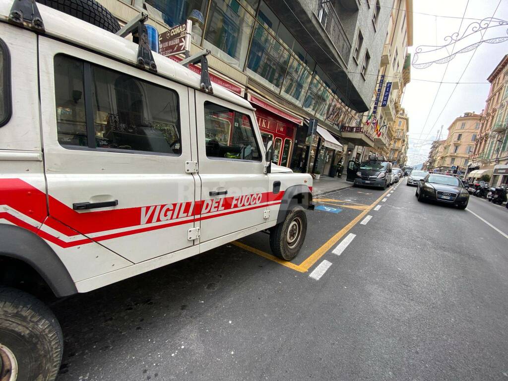 Sanremo, crollano calcinacci da un balcone del centro. Infortunio evitato