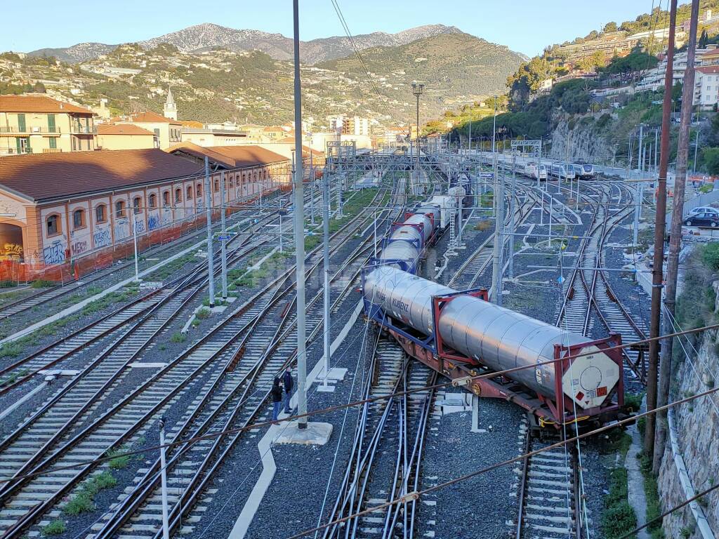 riviera24 - Treno merci deraglia in stazione a Ventimiglia