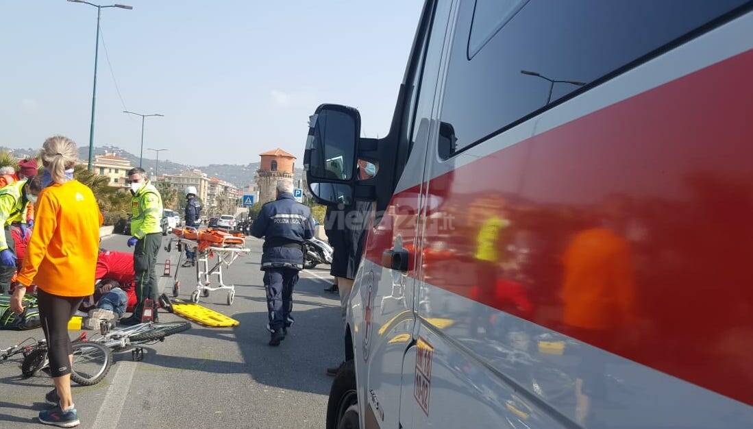 Tremendo frontale auto-bici in lungomare Vespucci