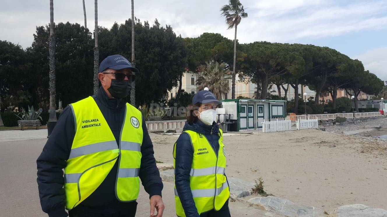 Diano Marina deserta presidiata dai vigili e dai volontari di Accademia Kronos