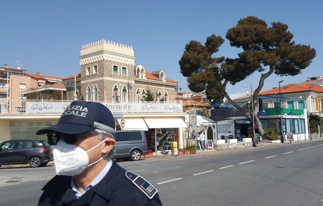 controlli zona rossa vigili diano marina 