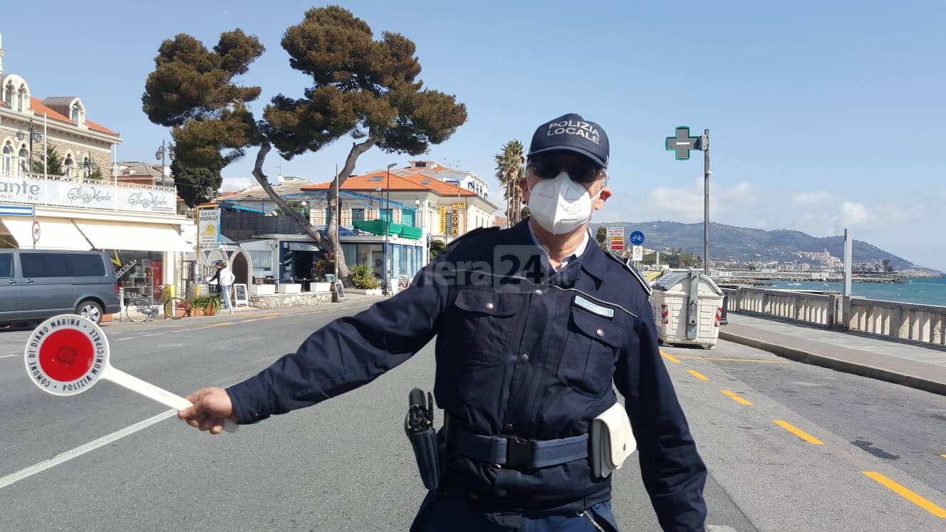 Diano Marina, controlli anticovid della polizia municipale: attenzione ai bar foto