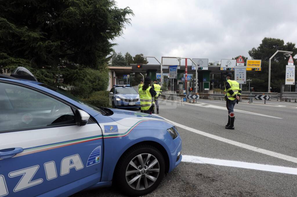 controlli polizia casello san bartolomeo al mare 