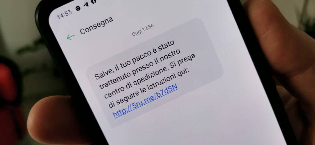 Truffa del pacco sui telefonini di centinaia di imperiesi, la Postale: «Non aprite il messaggio»