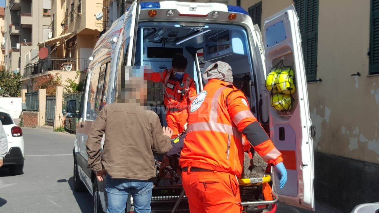 Imperia, operaio ferito da tombino in via IV novembre