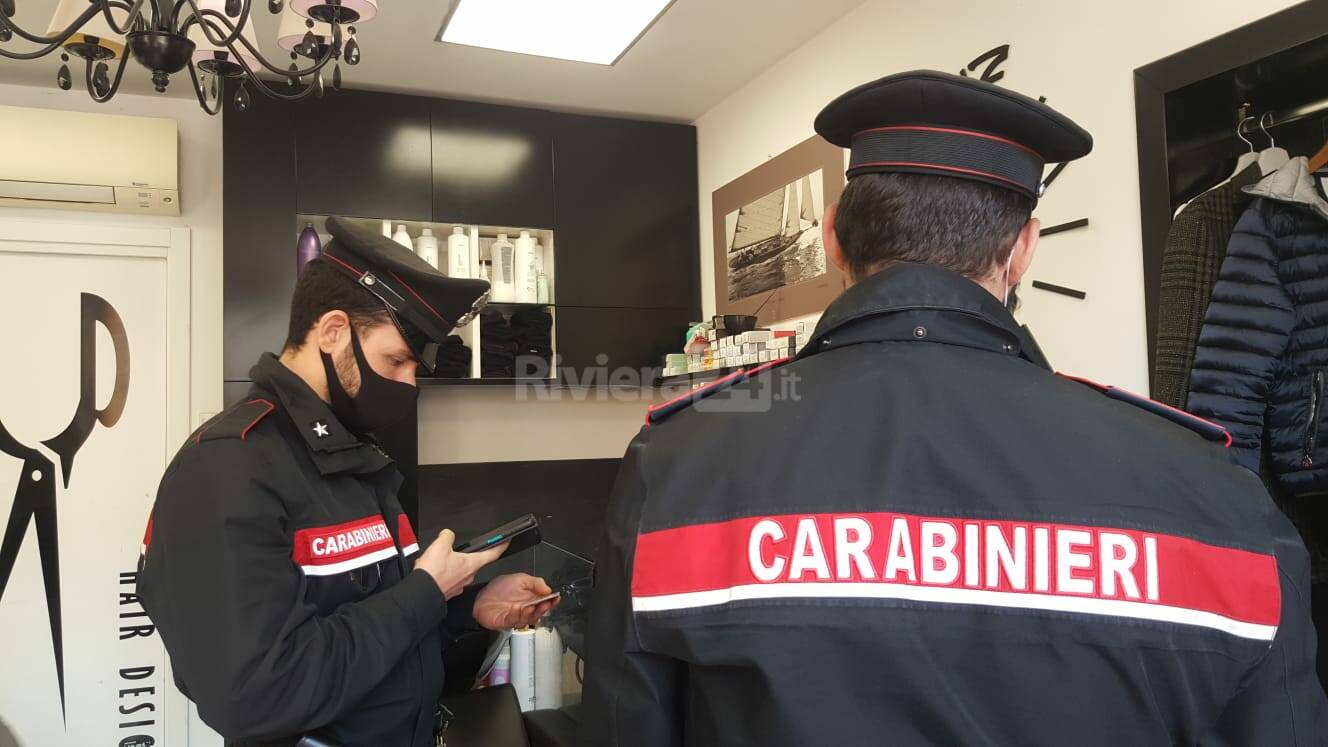 Imperia, parrucchiere aperto in piazza Dante: blitz dei carabinieri