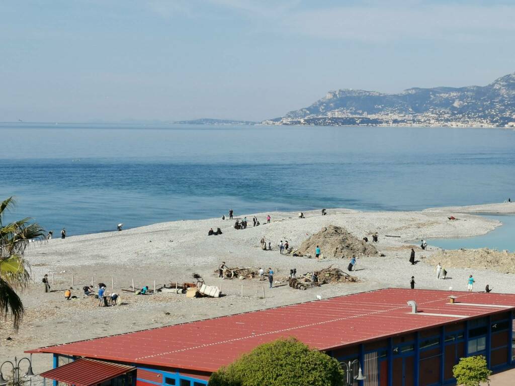 Ventimiglia, volontari ripuliscono le spiagge dai rifiuti foto