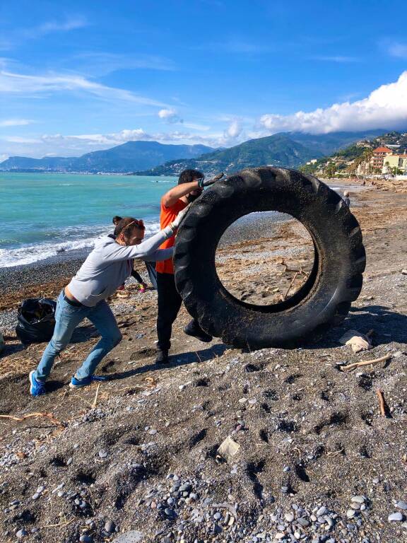 pulizia spiagge ventimiglia