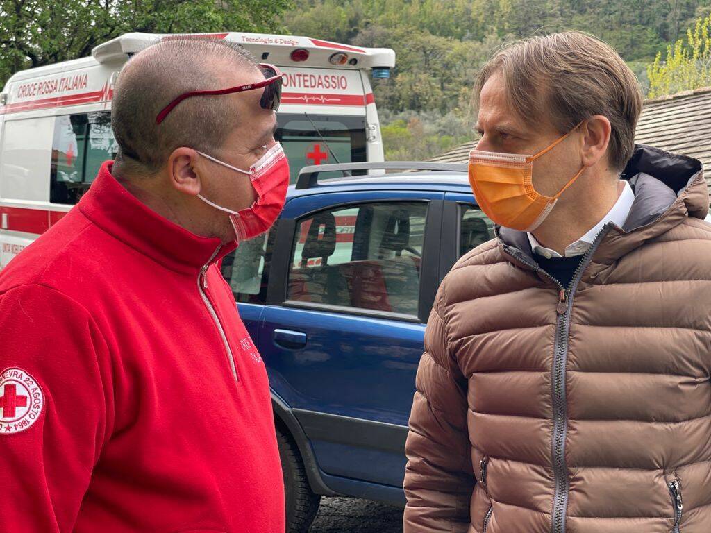 riviera24 - Marco Scajola in visita al centro vaccini di Chiusavecchia