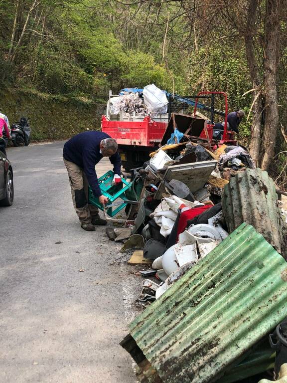 Sanremo, volontari ripuliscono via Monte Ortigara. Il plauso dell’assessore all’Ambiente Lucia Artusi