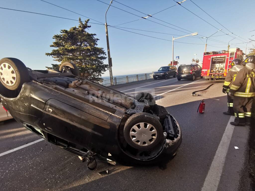 Sanremo, si cappotta con l’auto sull’Aurelia: giovane ferita