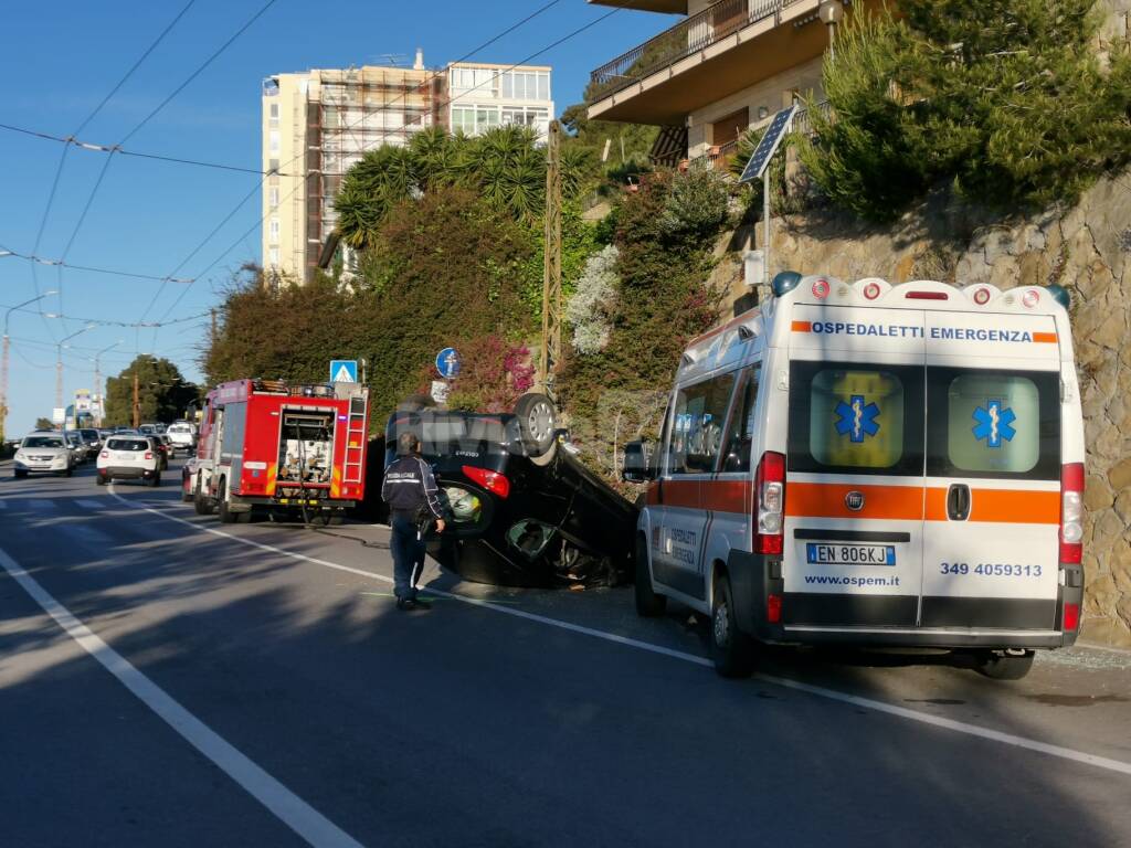 auto capottata capo nero