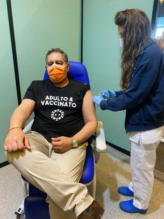 Giovanni Toti fa vaccino 
