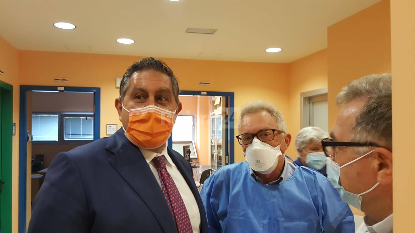 Imperia, visita del presidente della Regione Giovanni Toti al centro vaccinale del Palasalute