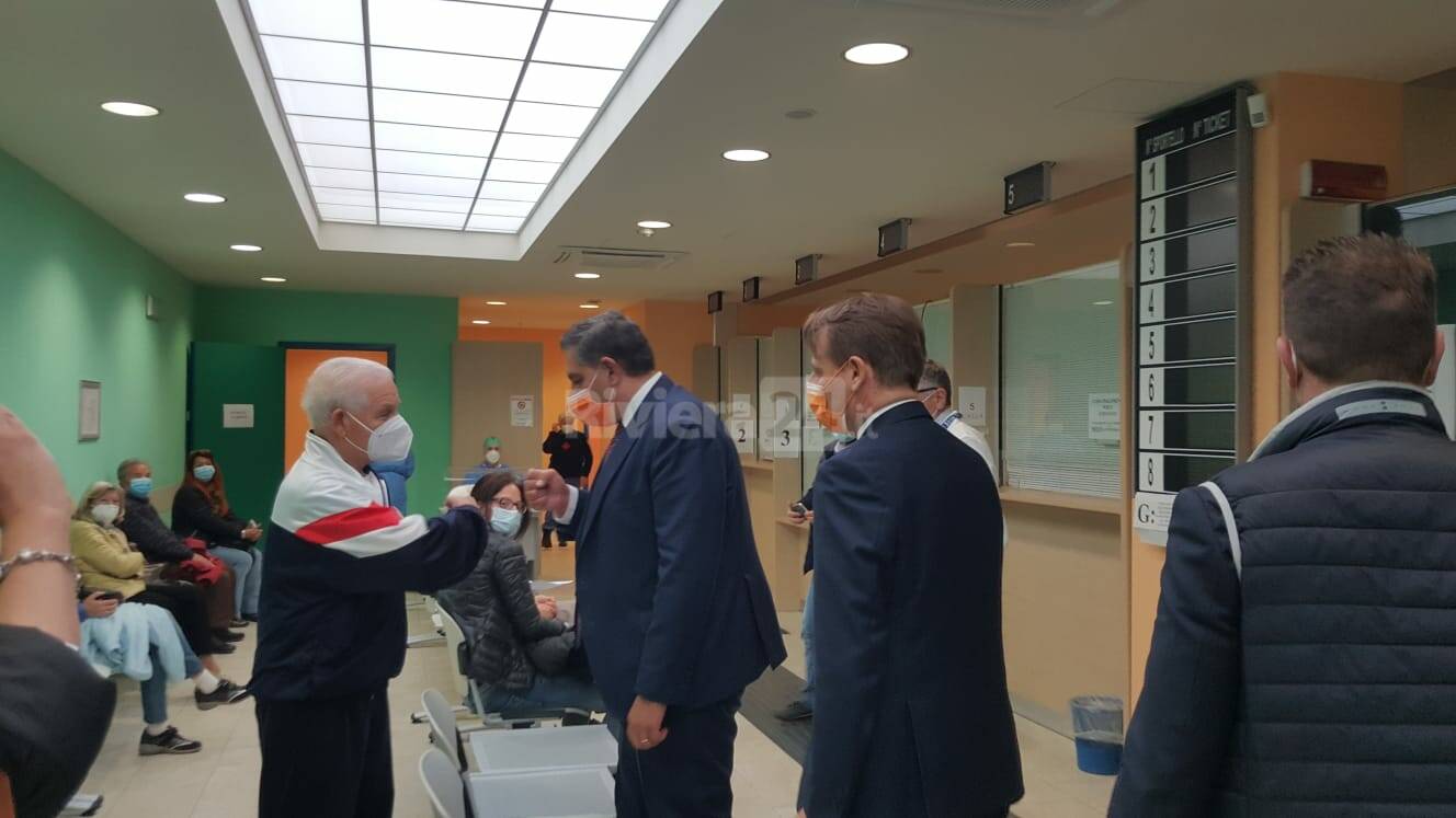 Imperia, visita del presidente della Regione Giovanni Toti al centro vaccinale del Palasalute