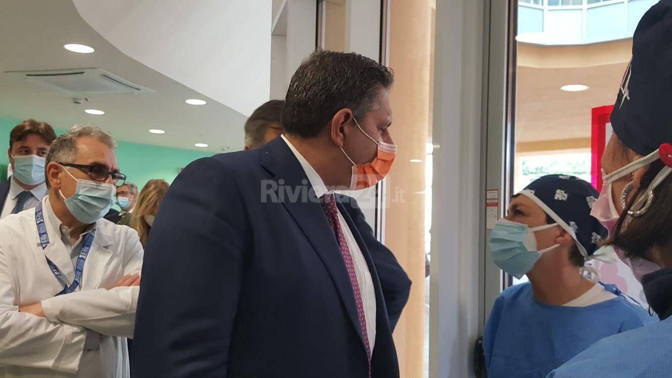 Imperia, visita del presidente della Regione Giovanni Toti al centro vaccinale del Palasalute