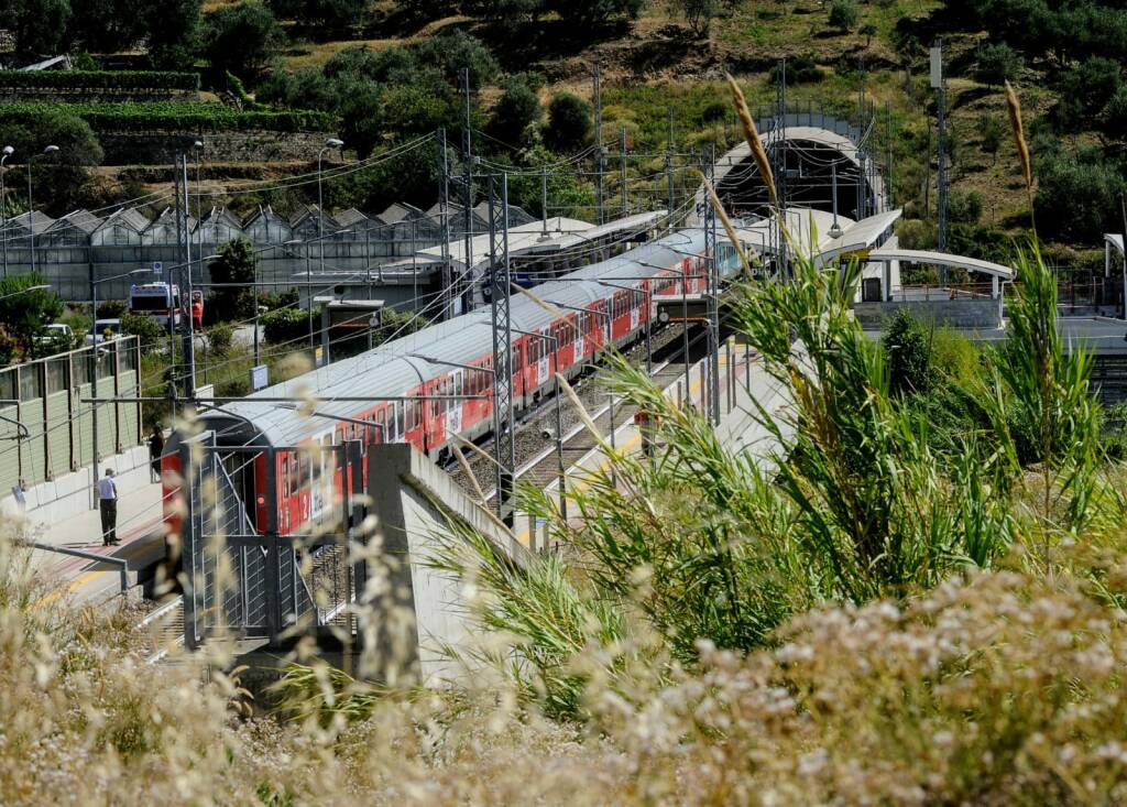 tragedia galleria diano treno fermo stazione