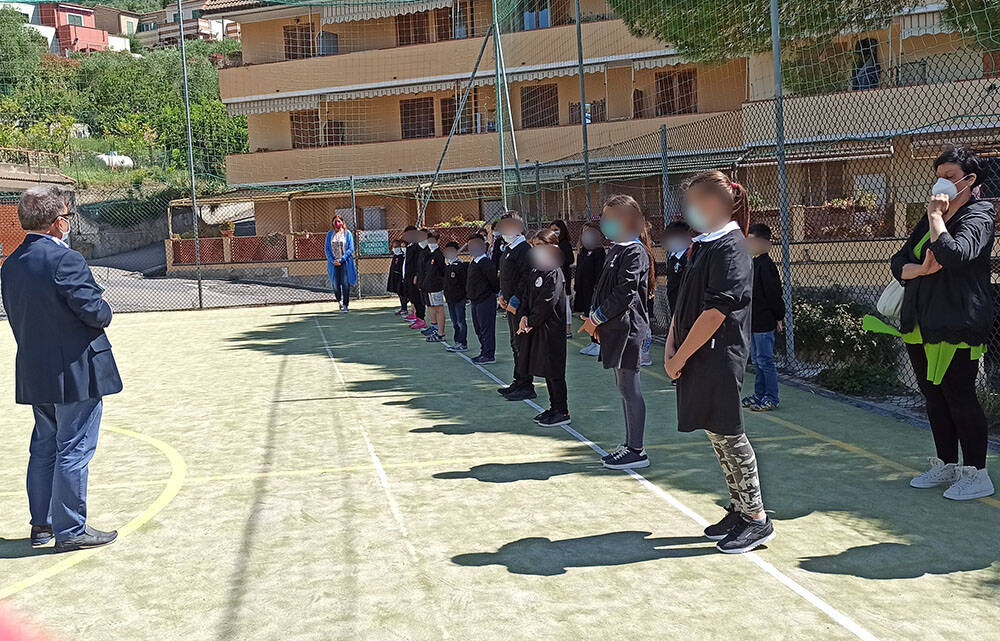 Lions Club Riva S. Stefano Golfo delle Torri consegna il Tricolore ai bambini 